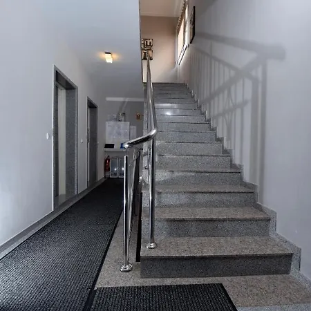 I Trojka מלון דירות באניה לוקה