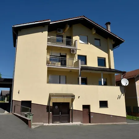 I Trojka מלון דירות 4*