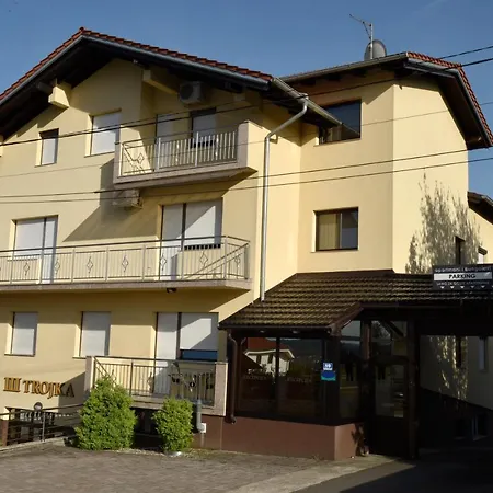 מלון דירות I Trojka באניה לוקה