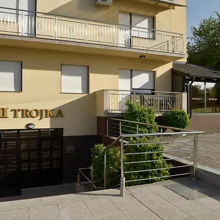 I Trojka Apart-hotel