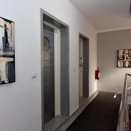 I Trojka מלון דירות 4*