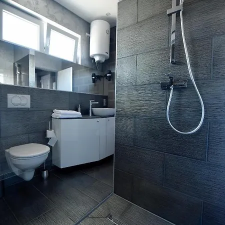 I Trojka מלון דירות באניה לוקה