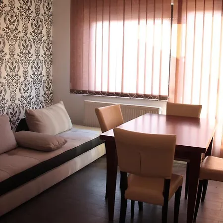 I Trojka מלון דירות 4*