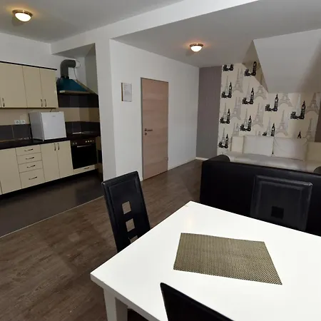 I Trojka Aparthotel