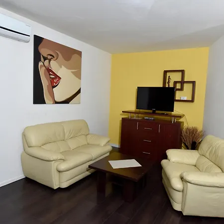 I Trojka Apartahotel *