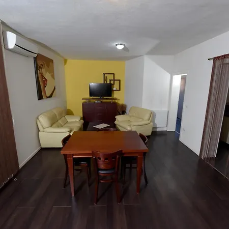Aparthotel I Trojka 4*