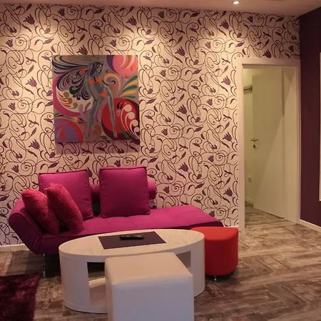 I Trojka מלון דירות 4*